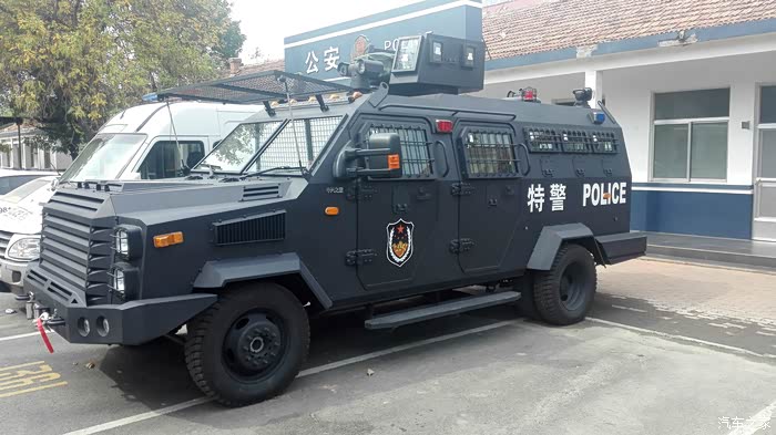 谁知道这款装甲车是福特那款车型改装的