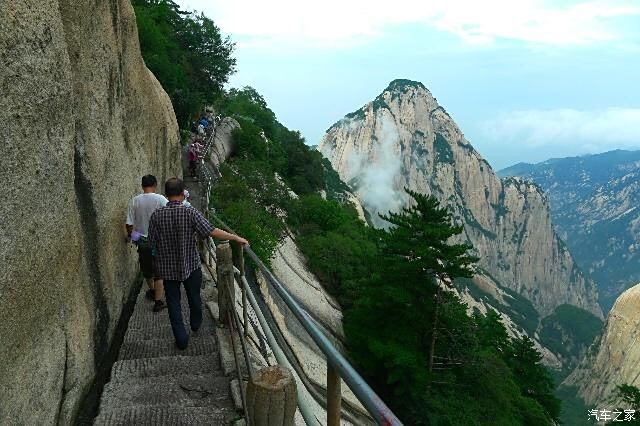 我们下山时走的是飞鱼岭,在山腰上开辟出来的路