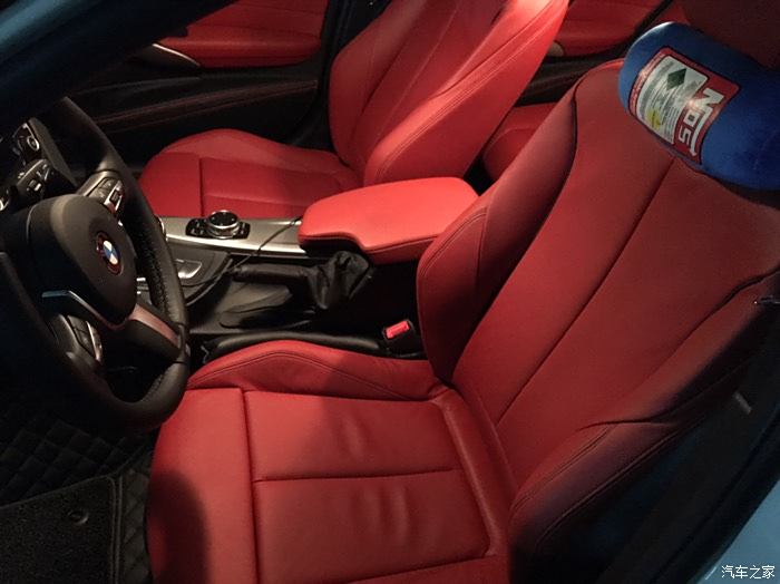 宝马320im运动版有红色座椅吗?
