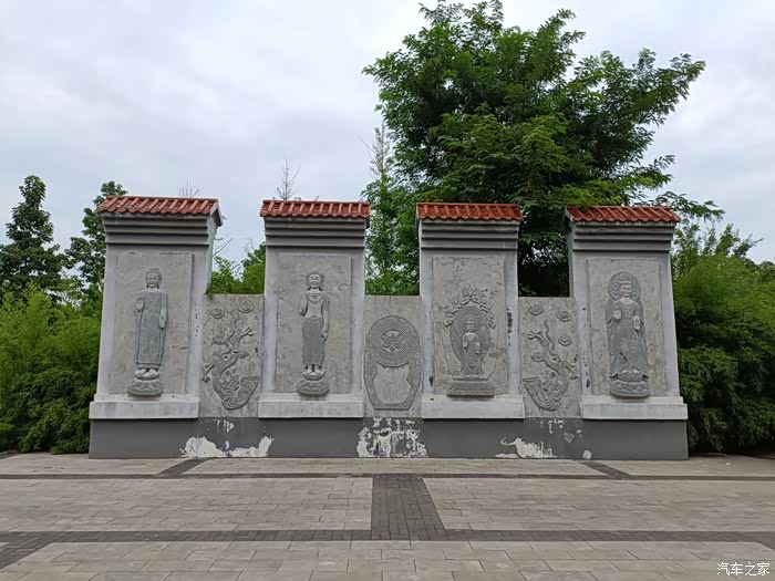 与小逸到龙兴寺遗址探秘