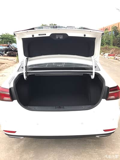 后备箱挺大的