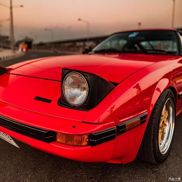 马自达rx-7 fb ,后窗像玻璃罩一样真的好美!