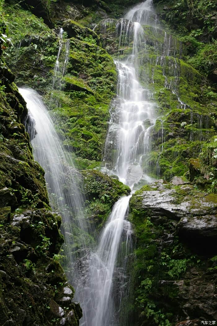 彭州卧龙谷看瀑布