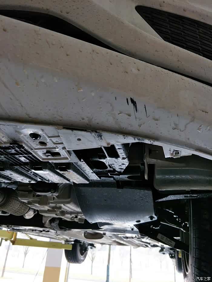 底盘被刮了好心痛我这里请教老司机没事吧