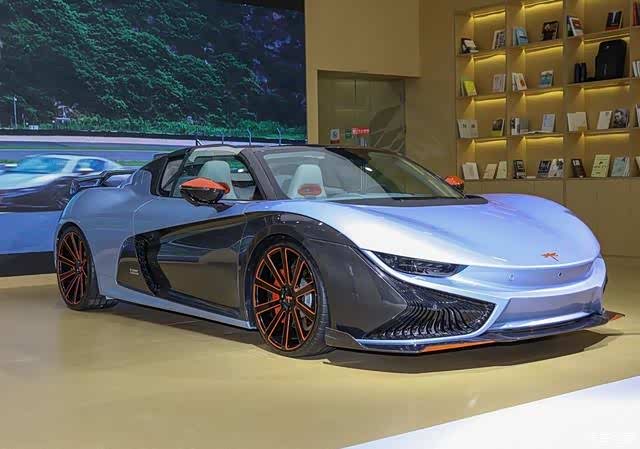 纯电动跑车,车尾搭载碳纤维尾翼,颜值较为出色