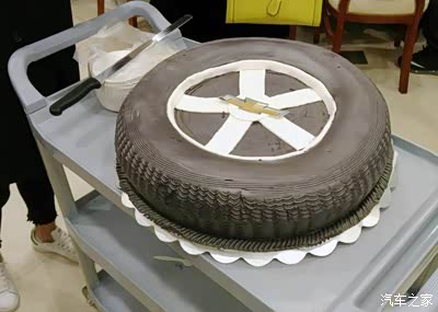 大蛋糕做成了轮胎型,味道棒棒的