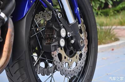 银色双子星卡钳不同与早期版本的金色涂装.