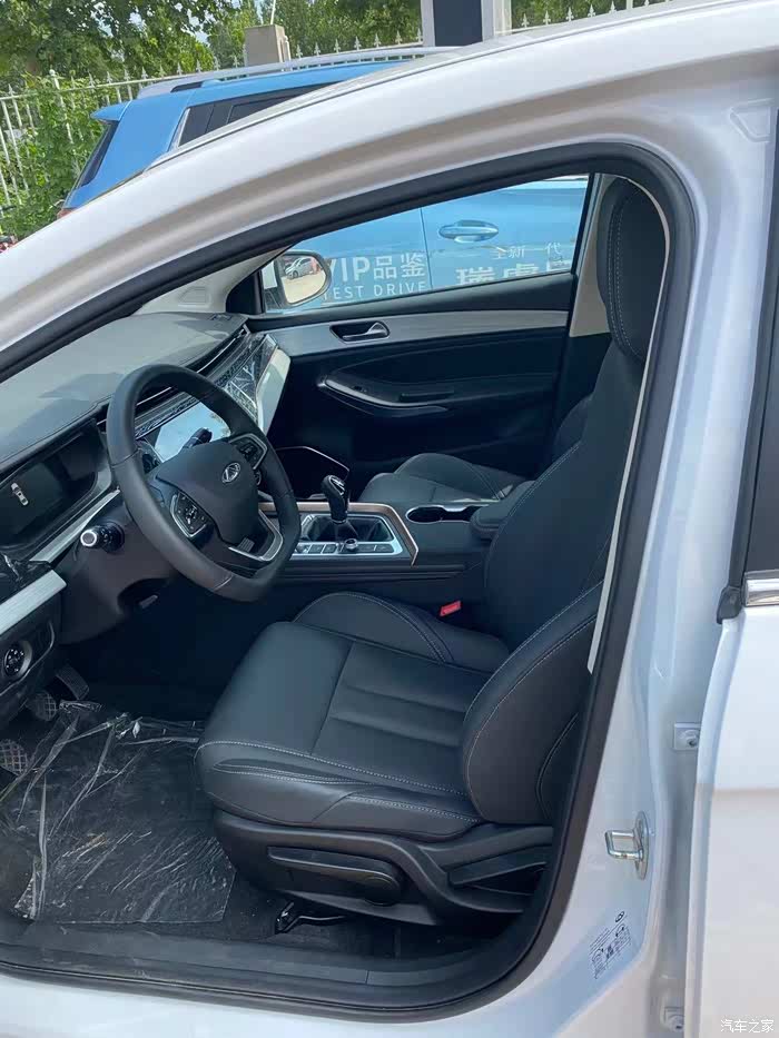 黑色内饰与白色车身经典搭配