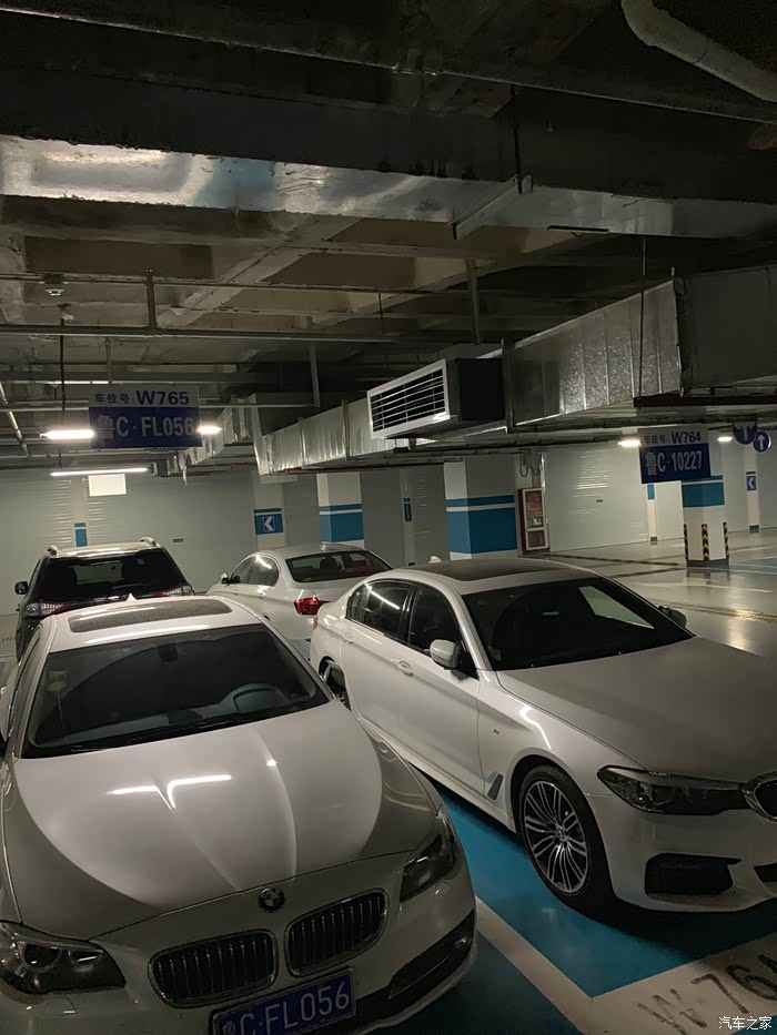 光我车库门前这边挨着的4个车位上就有3台宝马5系!保有量太多了!