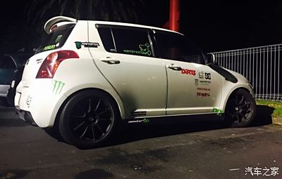 路燈下的swift sport