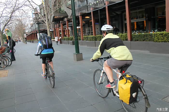 墨尔本的骑行旁观者