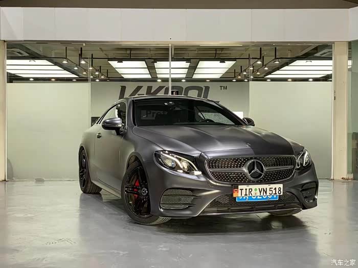 车身改色奔驰ecoupe变身amg山灰