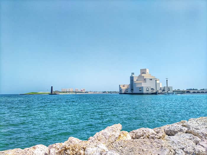 出机场快热蒙了,不止37度,至少40以上了,远处是新多哈城