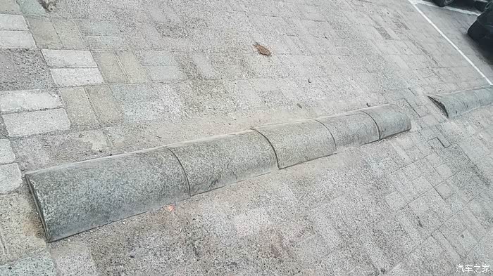 2015款20豪华小区减速带专杀阿特吱嘎吱响的来