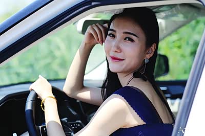 兄弟媳妇儿当车模 绽放在夏日的神采飞扬