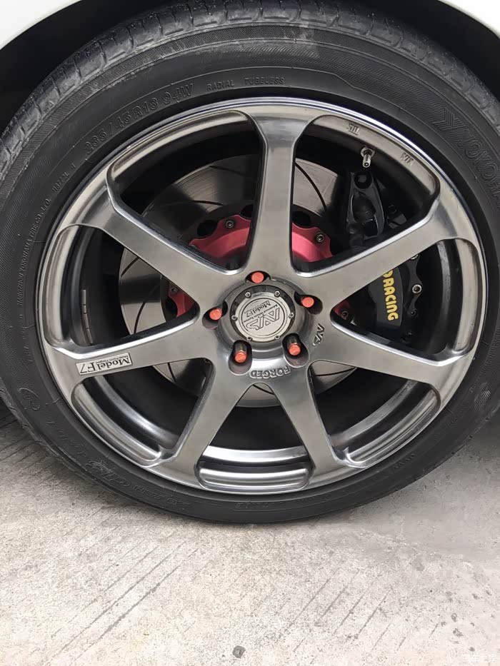 出一套18寸的横滨advan锻造轮毂.