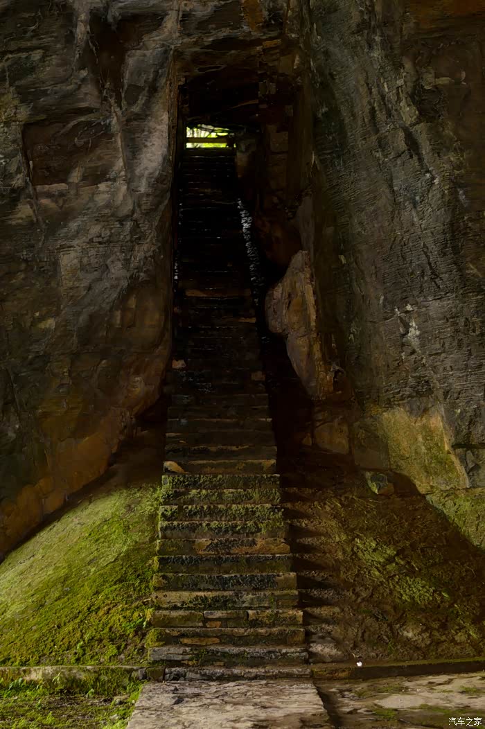 这是那个不知名的小洞口.