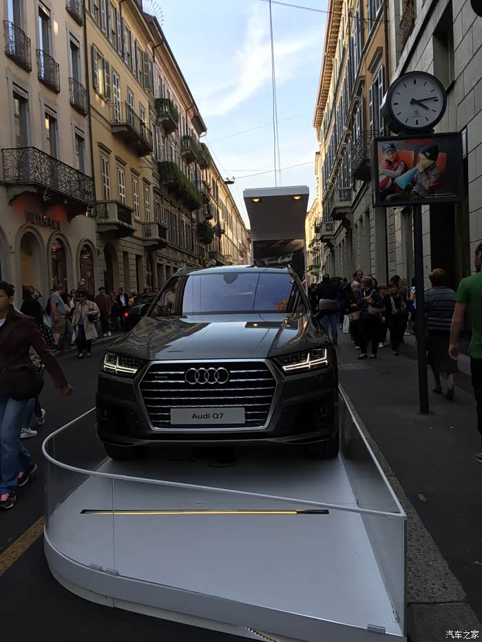 十一期间意大利米兰名店街随手街拍豪车新q7