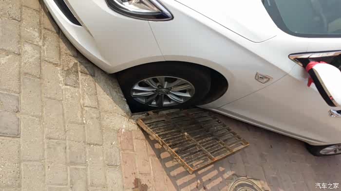 【图】我的车前左轮胎掉进下水道井盖了_英朗论坛_汽车之家论坛