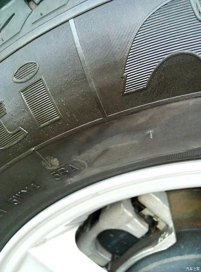 刚刚洗车发现了轮胎有两条日期被磨掉了,正常吗?