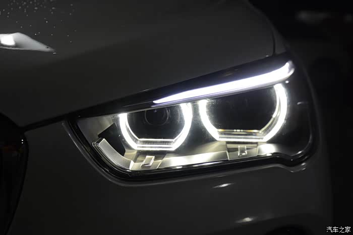 新款宝马低配x1升级原装高配天使眼大灯 照明效果超越高配