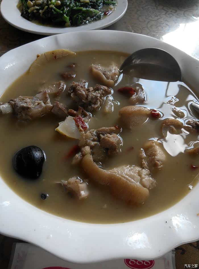 酸木瓜炖猪脚,这也算整个云南的特色菜吧,很方都有,只这里的酸木瓜,的