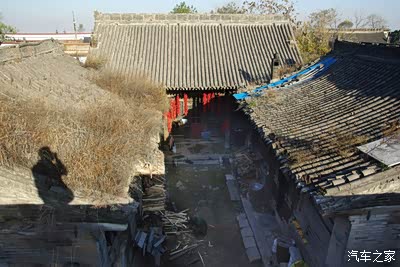 村里的老宅基本都是四合院