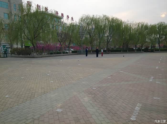 山东长安车友会睿骋与清晨中的齐河迎宾广场