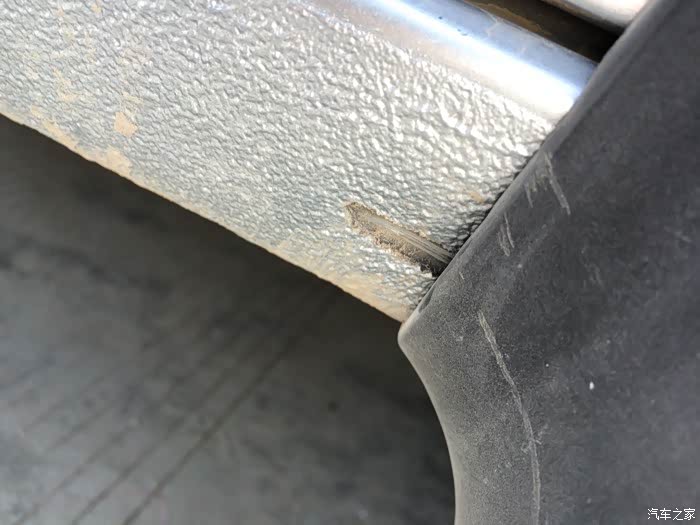 车子不小心在倒车的时候擦了裙边,自己可以补漆吗?