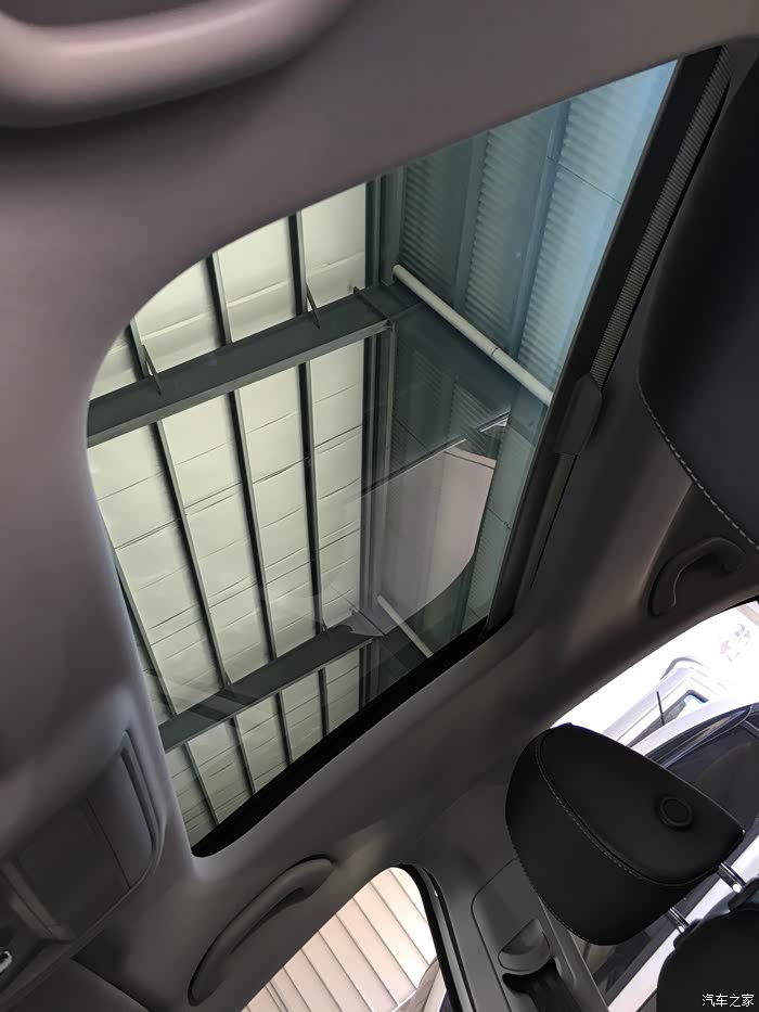 外表全景天窗,但里面面积大一点的普通天窗,不过可以装逼,哇咔咔
