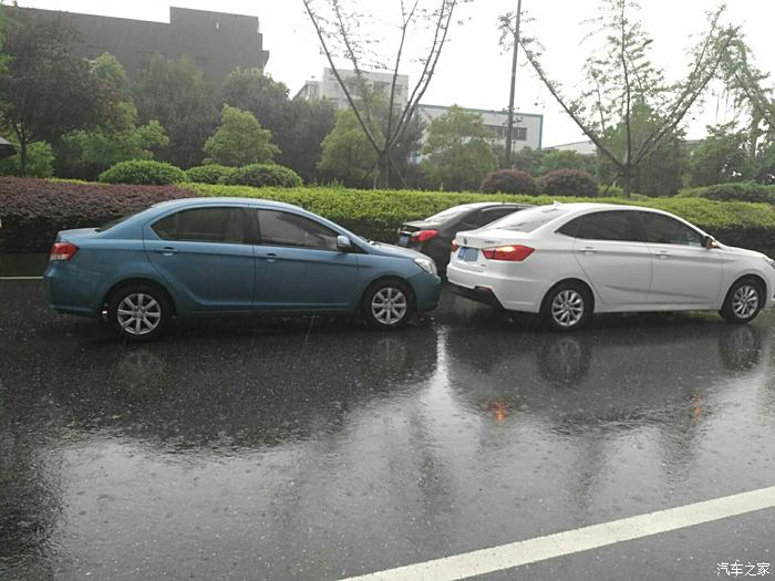 雨天追尾现场图片图片