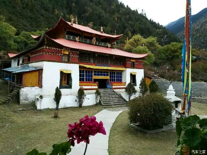 就要离开美丽的林芝了,经东日师傅介绍,我们去达则寺拜访了苯教上师)