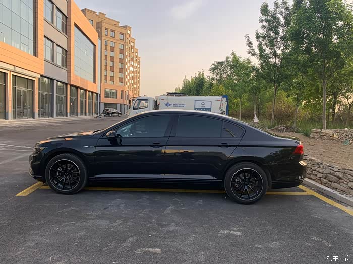 彻底黑化 迈腾黑武士来袭