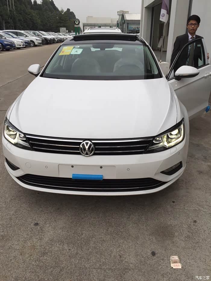 今天4儿子叫来看看我的280豪华凌渡白色!终于到货了