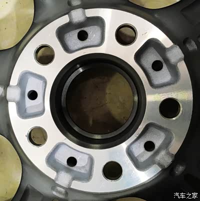 万丰产451轮毂中心孔特写