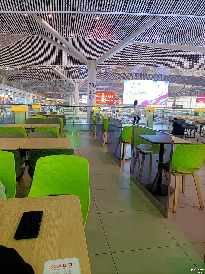 高铁站餐厅,全是绿色凳子,好显眼