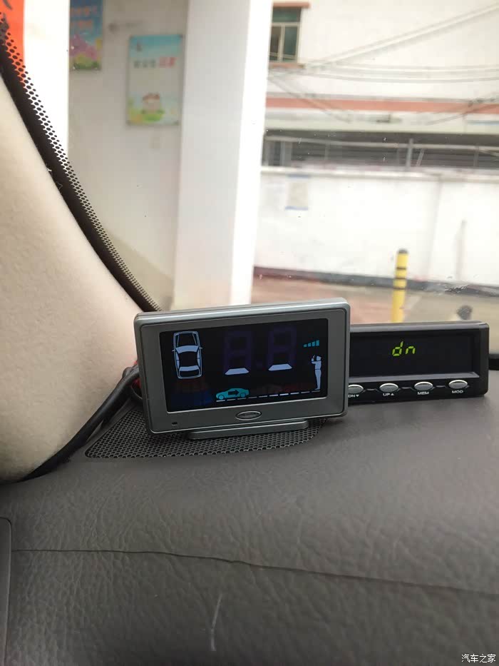 求助求助这个倒车雷达显示器是那个牌子的