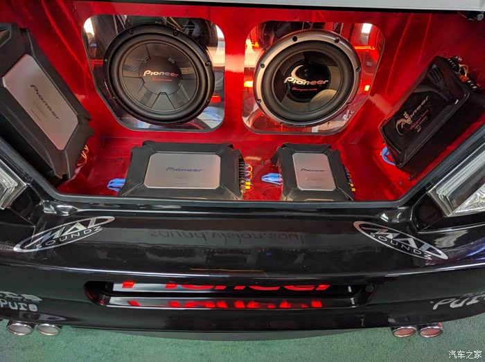 朋友三菱evo4后备箱音响,能把后盖炸上天.