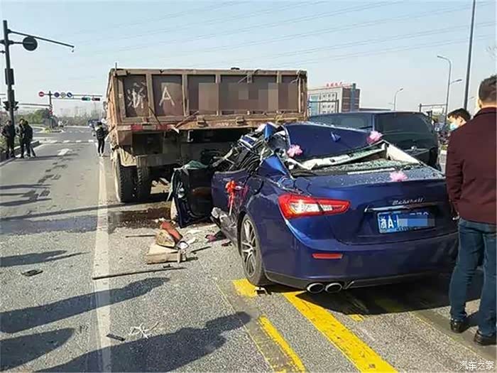 关于小车追尾大卡车