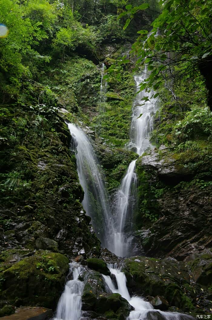 彭州卧龙谷看瀑布