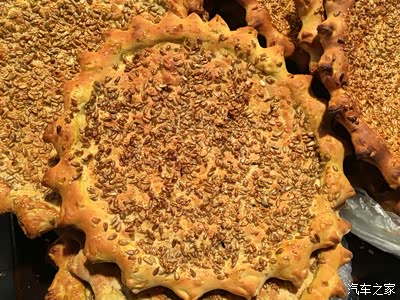 馕洒满瓜子仁芝麻美味