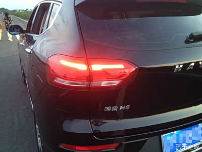 外观-灯光系统后尾灯照片发黄肉眼看红色而且像led灯带知道