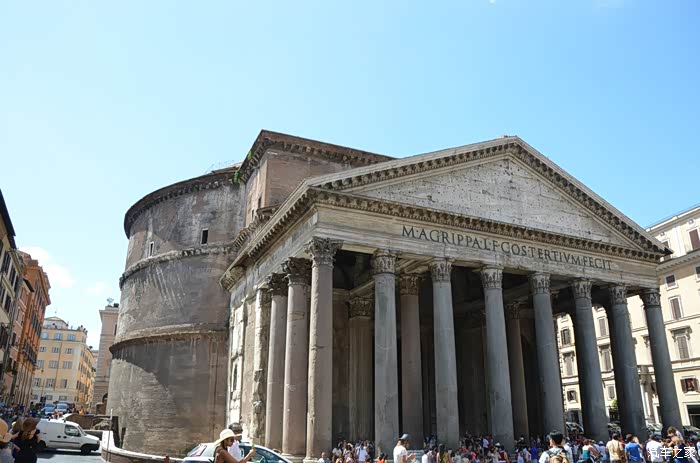 不规则不对称的建筑,屹立将近2000年,外墙看着很破败,内部依然华丽