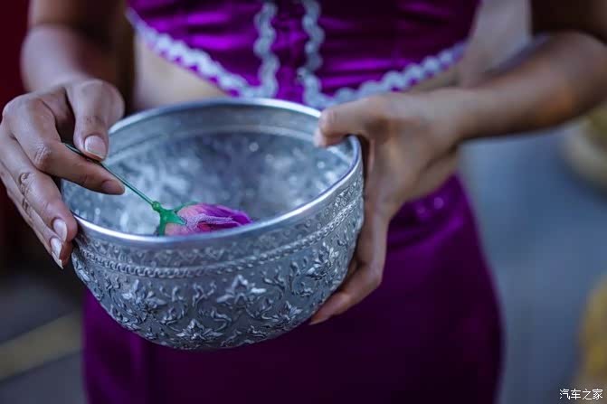 隆重迎宾礼开始喽刚走进门美丽傣家姑娘用圣洁鲜花水轻轻洒向你带来