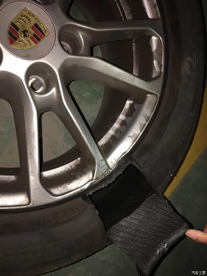保时捷卡宴2016款 德国马牌爆胎形成方块裂口!