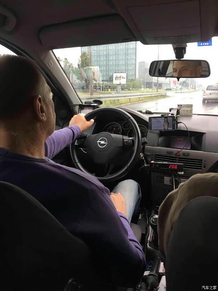 老外开车也开小差啊