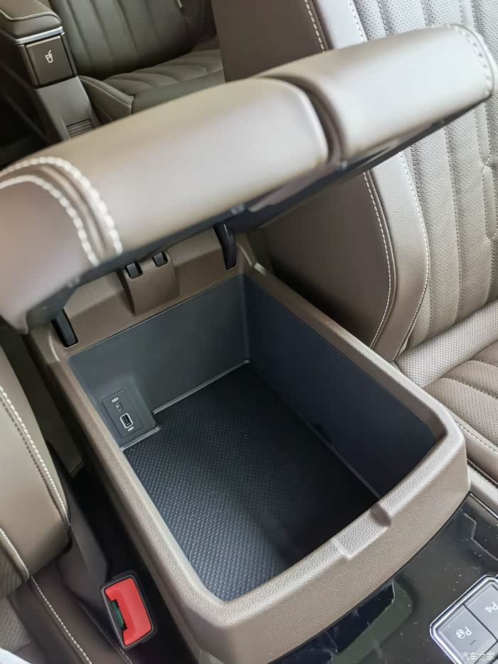 扶手箱双开的,里面空间很大,能放不少东西,还有充电接口,很人性化