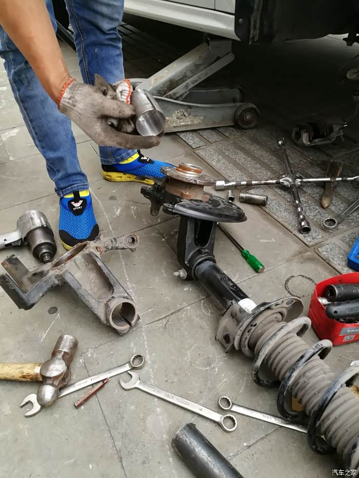 又来了拖拉机速腾16改刹车卡钳