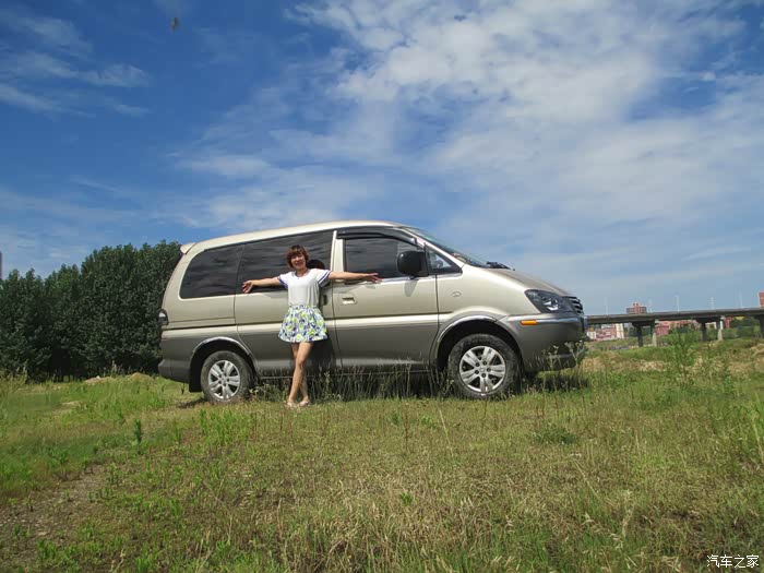 老友记蓝天白云下的人和车媳妇当车模