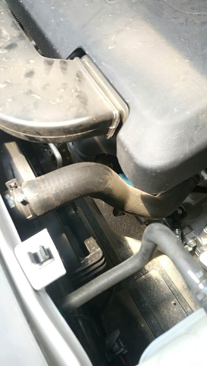 发动机进气管发热厉害正常吗